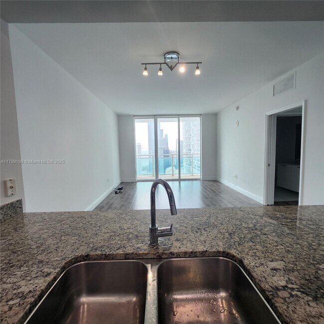 Building Photo - 950 Brickell Bay Dr