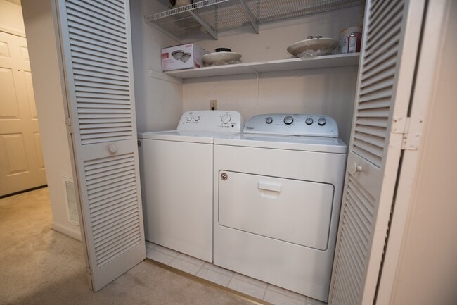 Building Photo - Available early July! Adorable 2 bed, 2.5 ...