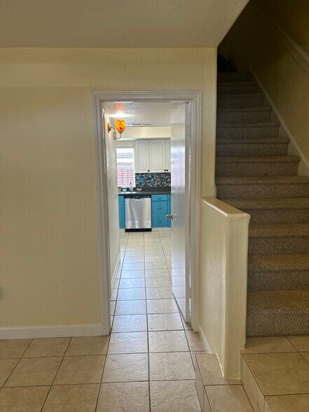 Building Photo - 10813 Sandpiper Dr