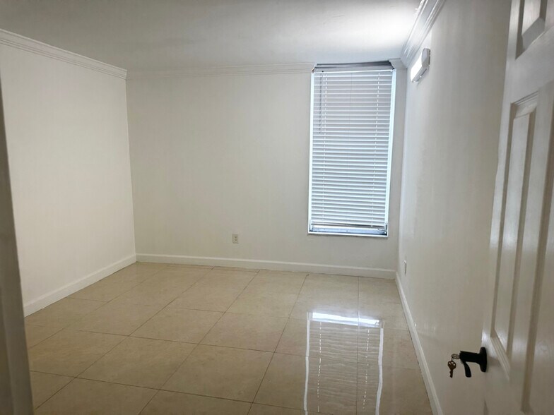 Building Photo - 8840 Fontainebleau Blvd