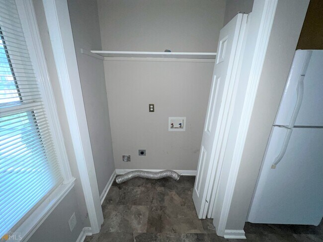 Building Photo - 4105 Rose Ln NE