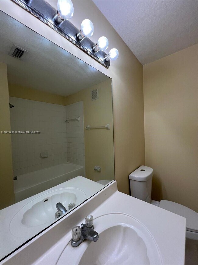 Building Photo - 1260 SE 31st Ct