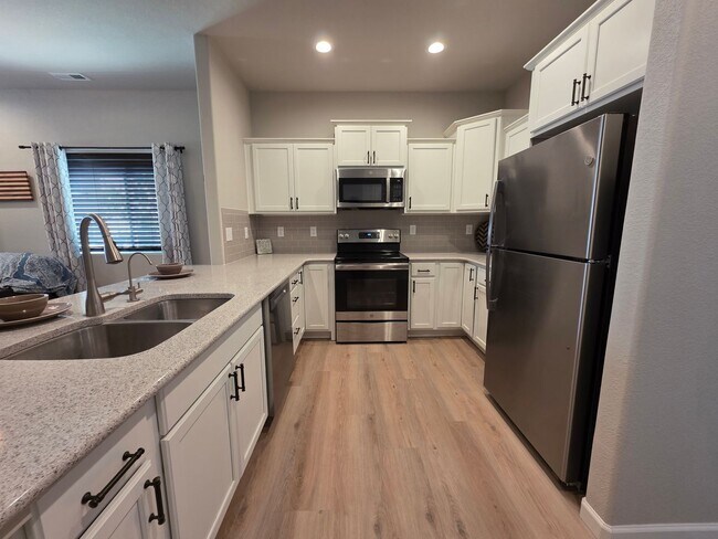 Building Photo - Gorgeous 2 Bed 3 bath Town Home In Lorson Ranch!!