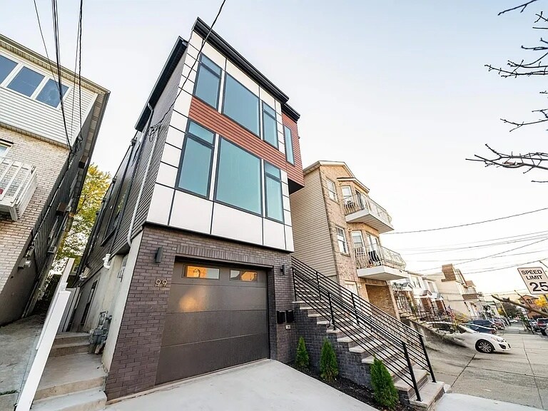 Building Photo - 99 Hague St