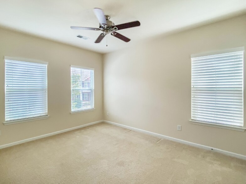 Building Photo - 2121 Aventon Ln