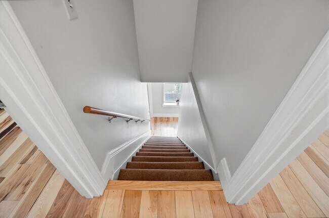 Building Photo - 7 Bed/3 Bath Mins. from UC Campus $700/pp ($4,900/mo)!