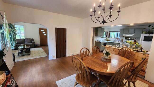 Building Photo - 4+ Bedroom Home Near Local Schools and Par...