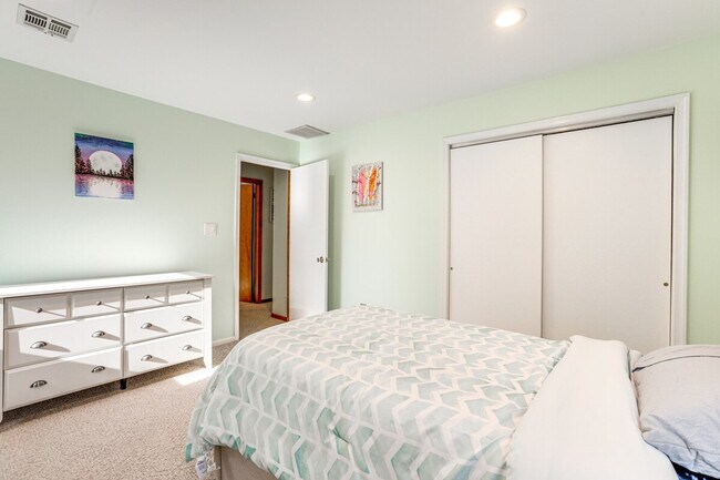 Building Photo - 31 Diane Dr