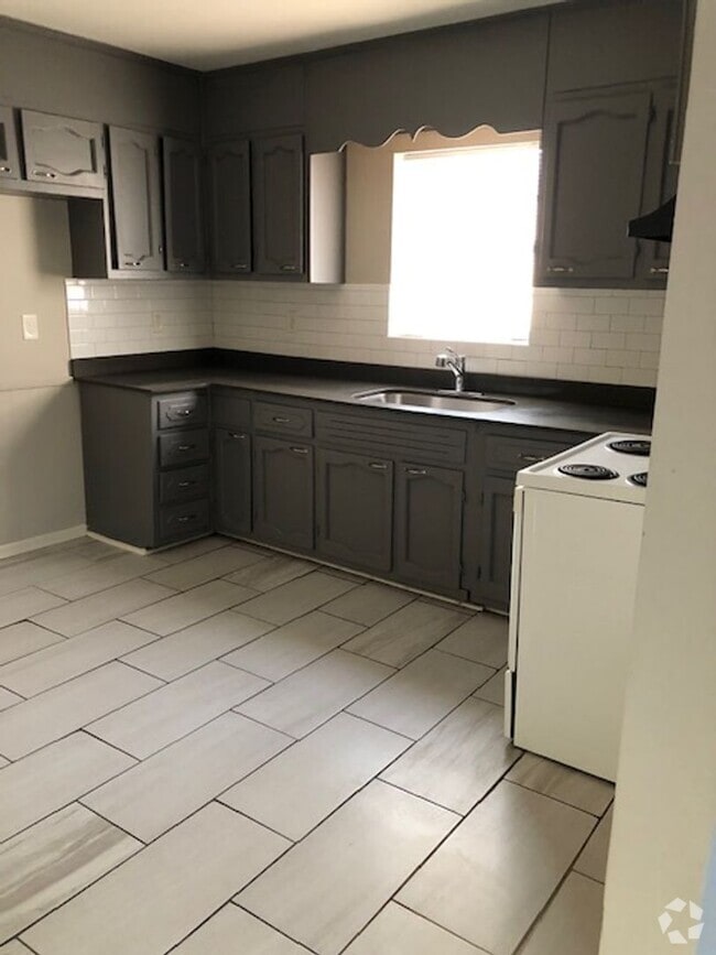 Building Photo - BACK ON THE MARKET! MOVE IN READY!