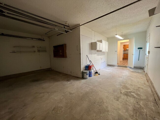 Building Photo - 3 Bedroom/2 Bathroom Home with Covered Pat...