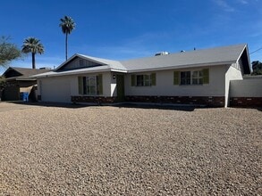 Building Photo - Spacious 3 bedroom, 2 bathroom home with 1,635 square feet in a convenient Central Phoenix locati...