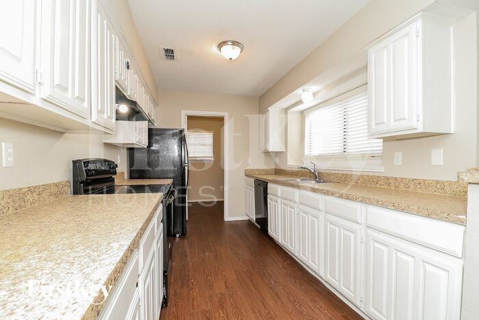 Building Photo - 3008 Clovermeadow Dr