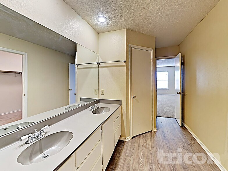 Building Photo - 8015 Chestnut Barr Dr