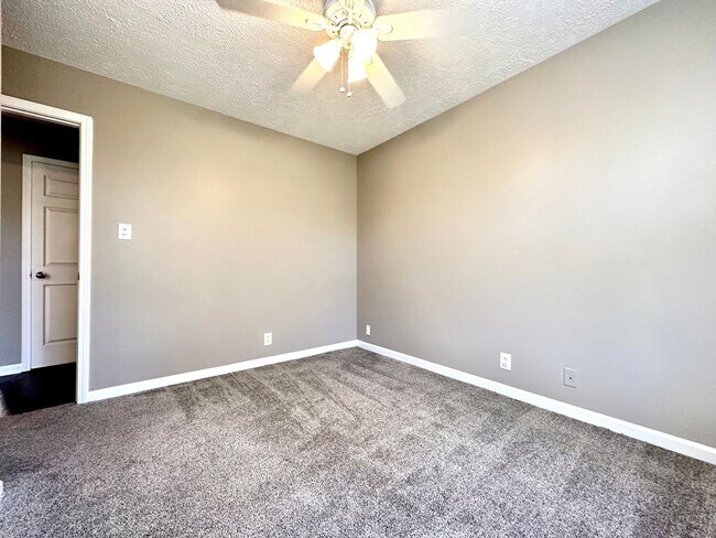 Building Photo - Cozy Single-Family Home with a Fenced Backyard