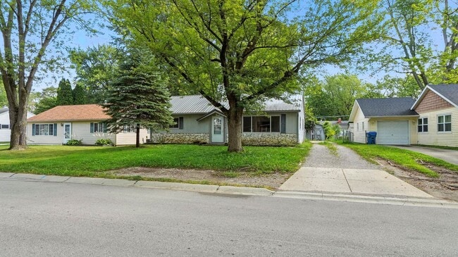 Building Photo - New 3 bedroom listing!