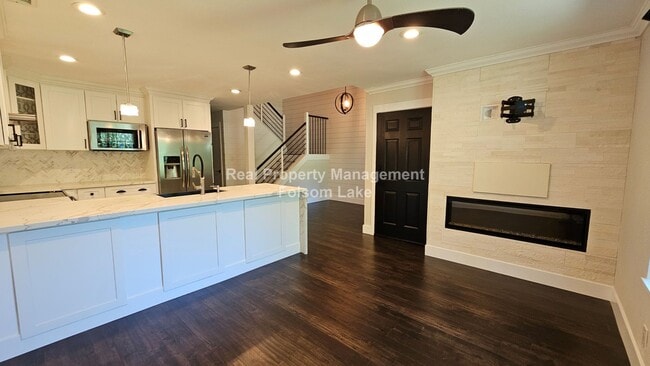 Building Photo - Modern Townhouse Living in Desirable Lakes...