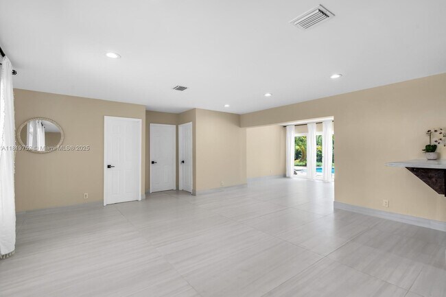 Building Photo - 1540 SE 23rd Ave