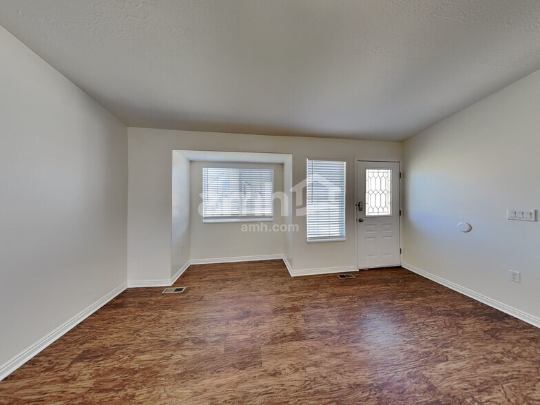 Building Photo - 1074 E 3250 N