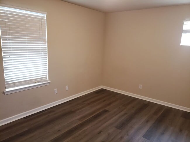 Building Photo - 4 BED 2.5 BATH TOWNHOME WITH SOLAR PANELS