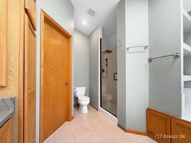 Building Photo - 717 Ashley Dr