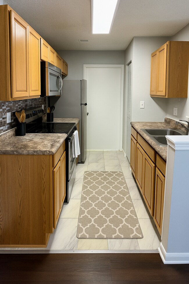 Building Photo - Beautiful 2 bedroom/2 bathroom corner condo in gated Regency Park!