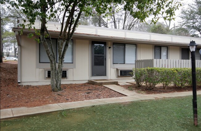 Building Photo - Parkwood Village