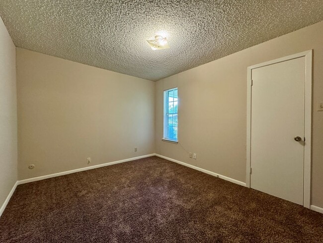 Building Photo - Single Family Home *LEASING SPECIAL AVAILA...