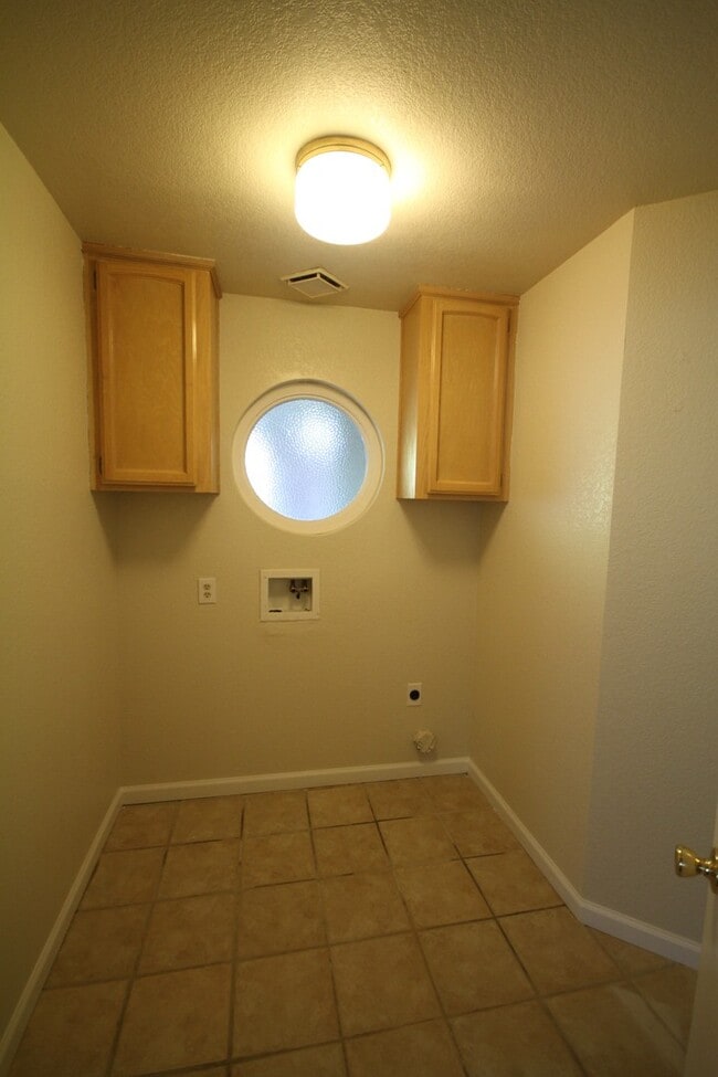 Building Photo - Charming 3Br/2BA/ 1444SF Available Now! Te...