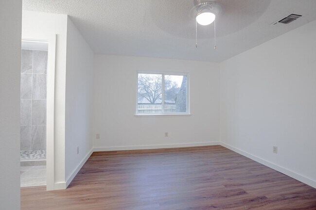 Building Photo - 2800 Bushnell Dr