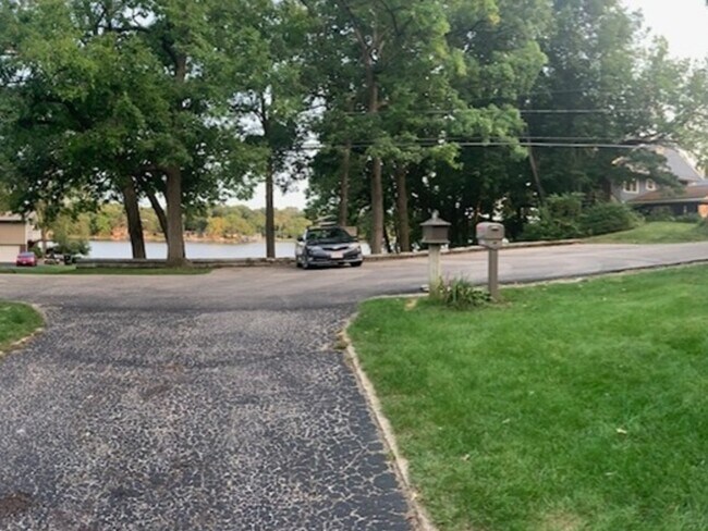 Building Photo - 5411 W Lake Shore Dr