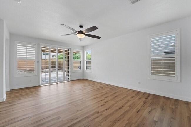 Building Photo - 16054 W Shangri La Rd