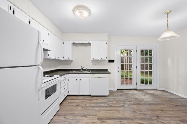 Building Photo - Awesome 2BE/1.5BA duplex in fantastic location in Nashville!