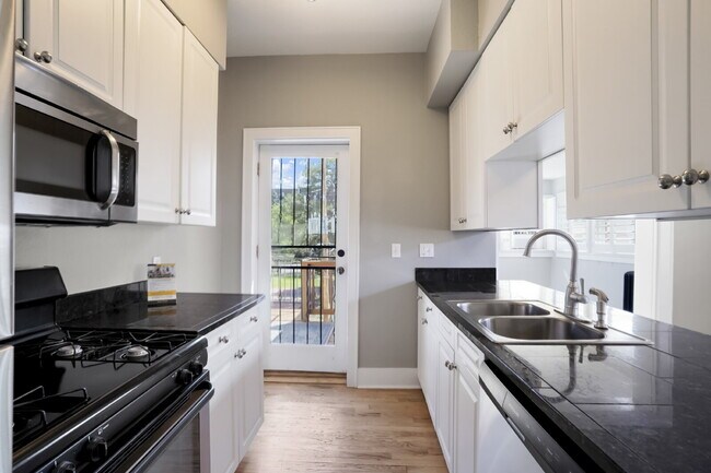 Building Photo - Two-Story Apartment with Parking in Uptown