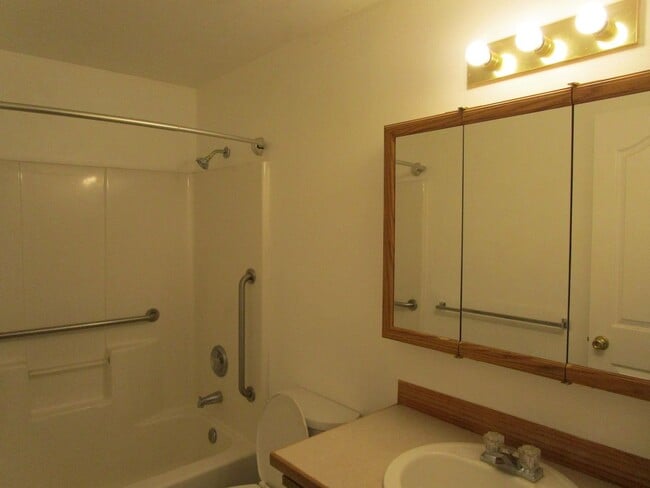 Building Photo - End Unit in Triplex Near Golf Course on Cu...