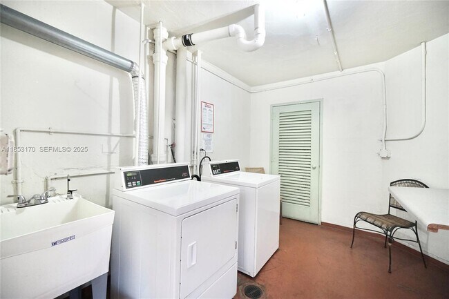 Building Photo - 2980 Point E Dr