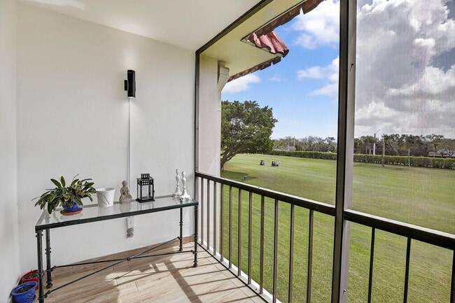 Building Photo - 9820 S Hollybrook Lake Dr