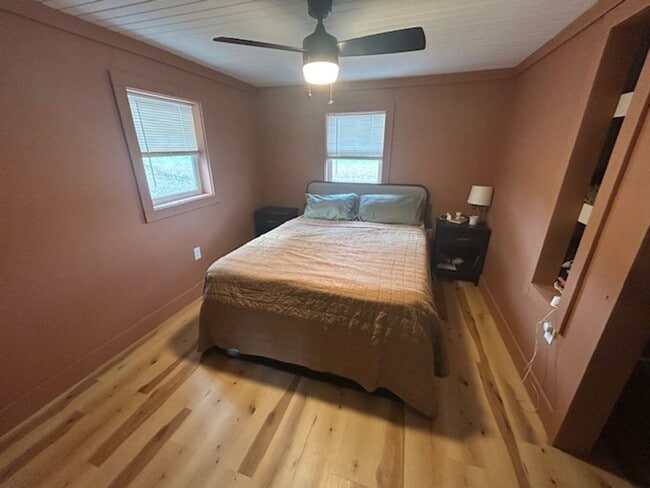 Building Photo - 2 bedroom 1 bath single family home