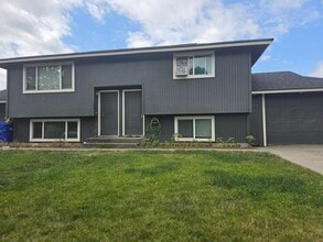 Building Photo - Augusta Ave, Duplex