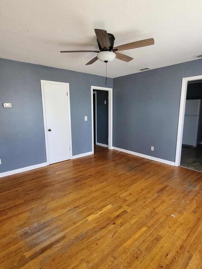 Building Photo - Clean & Comfortable Duplex Minutes from Downtown Madison