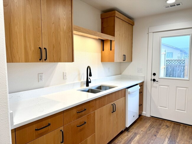 Building Photo - Brand new 3 bedroom 2 bath Sutherlin duplex