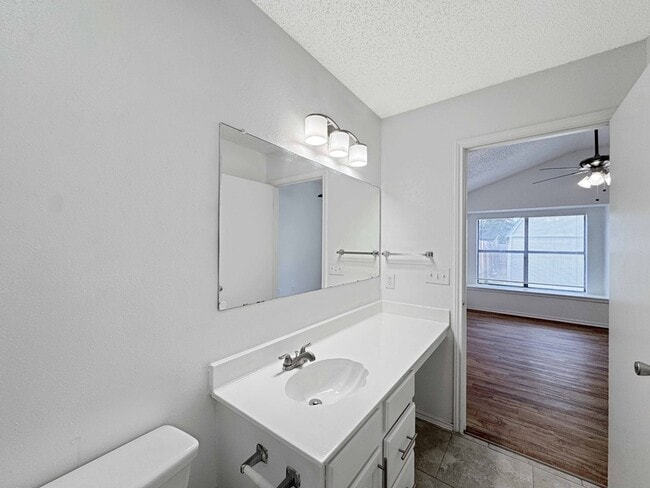 Building Photo - 10203 Sunset Field Dr