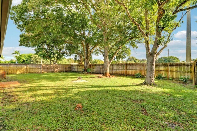 Building Photo - 1009 Alamanda Dr