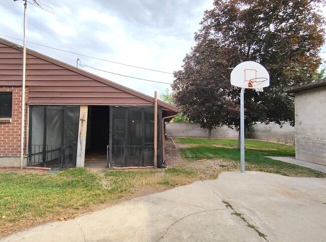 Building Photo - 3 Bd 2 Bath Over 2500 sq ft in Sandy
