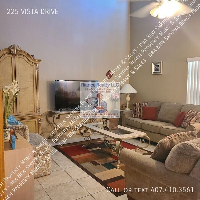 Building Photo - 225 Vista Dr