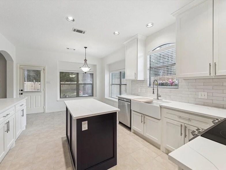 Building Photo - 6418 Sugar Bush Dr