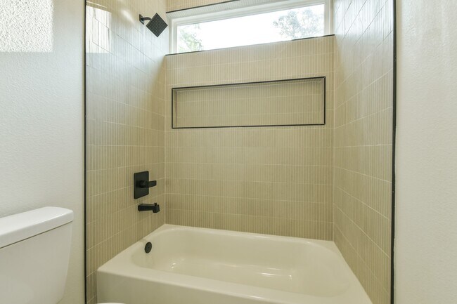 Building Photo - 162 Wallace St