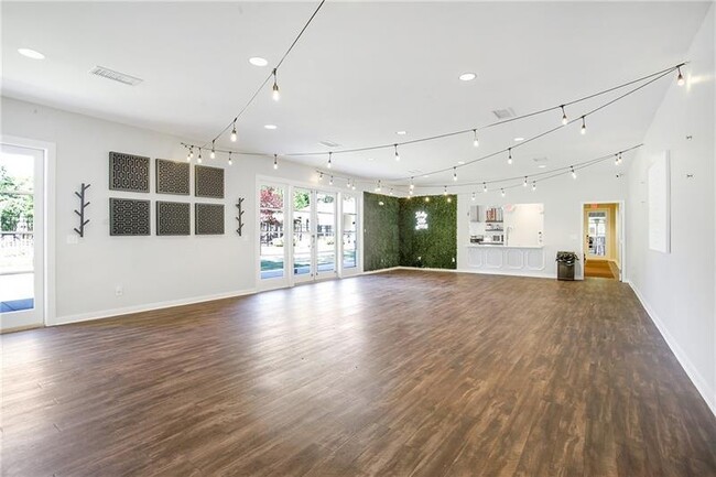 Building Photo - 3981 Longview Dr