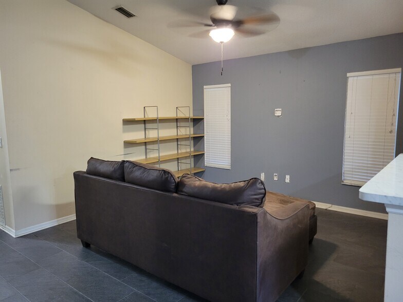 Building Photo - 2038 Blackston Ave