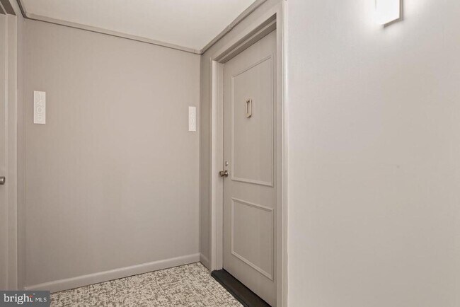 Building Photo - 118 Monroe St