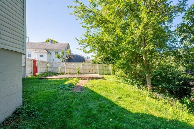 Building Photo - MOVE IN TODAY TO THIS UPDATED 3 BEDROOM HOUSE IN MOON TOWNSHIP! Move-in gift available, a brand-n...